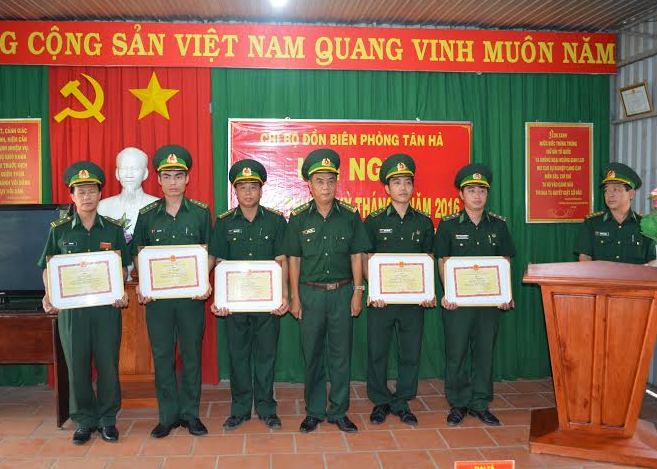 Chủ tịch UBND tỉnh khen thưởng đột xuất cho Đồn biên phòng Tân Hà 